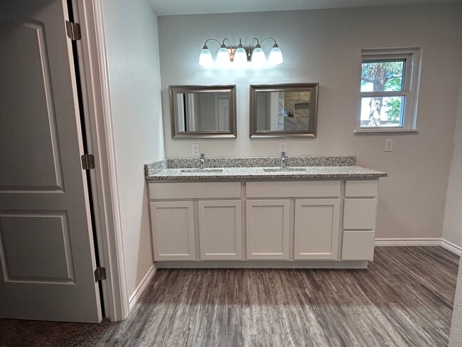 Building Photo - Beautiful Home on the Eastside!