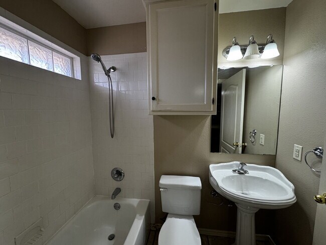 Building Photo - Beautiful Home in Upscale Neighborhood!