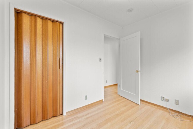 Building Photo - Upper Dimond/Lincoln Highlands Wonderful Craftsman Home!