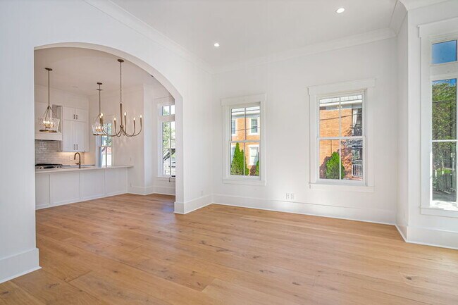 Building Photo - 302 W 38th St