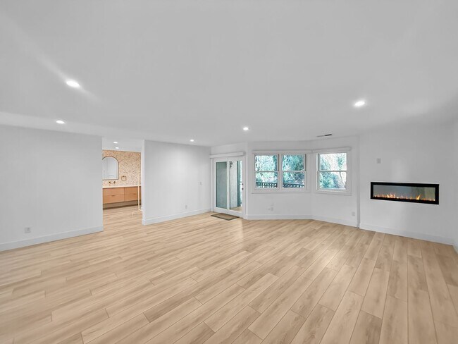 Building Photo - Stunning 4B/3BA House in Gated Community in Carlsbad!