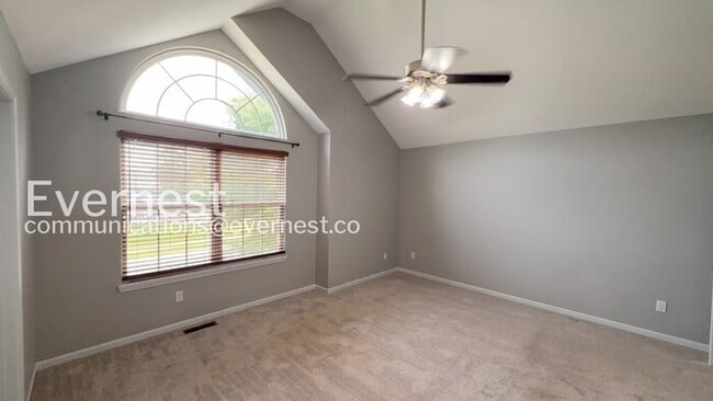 Building Photo - 5 Bed, 3 Bath Home with Fenced Yard & Garage / Pet-Friendly / Available Now!