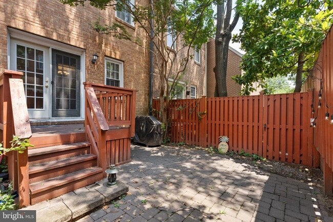 Building Photo - 804 Gibbon St