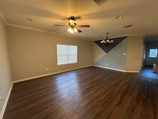 Building Photo - Beautifully Maintained 3 Bedroom