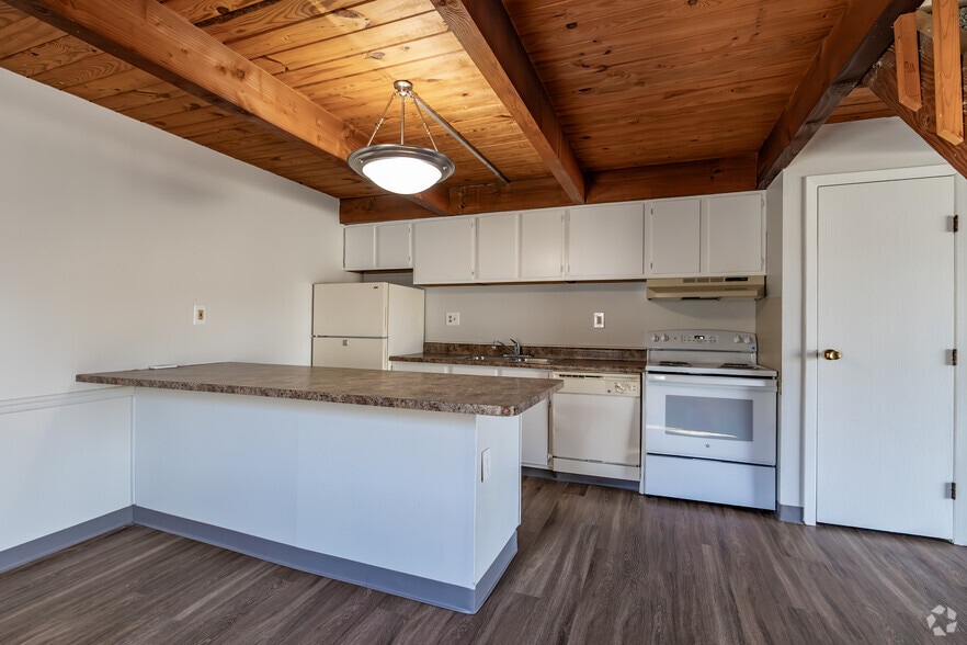 2BR, 1BA - 900SF - Kitchen - Abbington Village