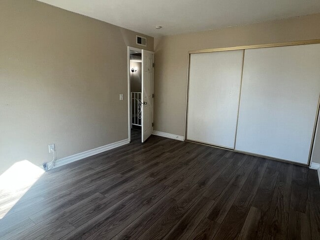 Building Photo - Spacious 3 Bedroom, 2.5 Bath Condo in a Beautiful Park-Like Community