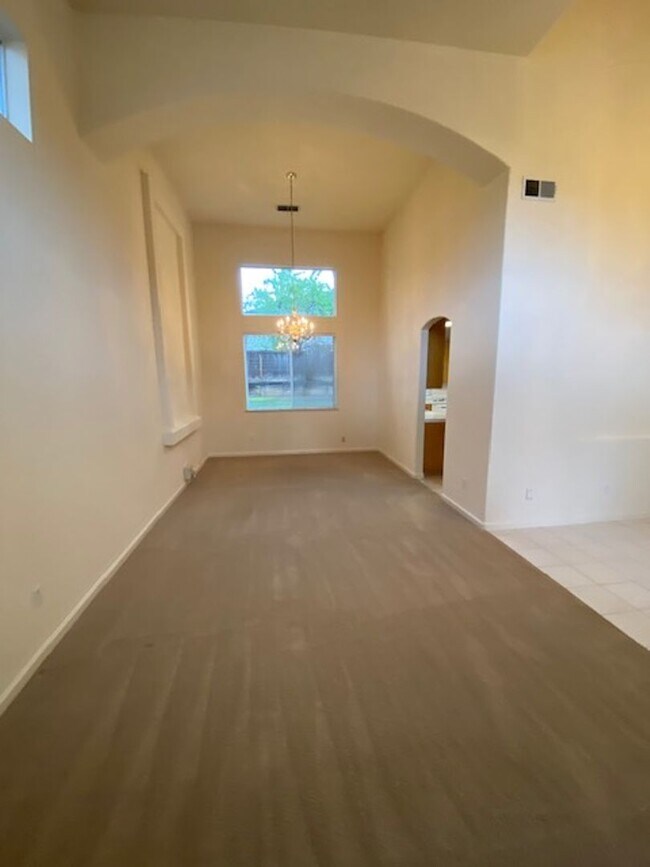Building Photo - Rare Find! 5 bedroom spacious family home in a gated community Roseville.