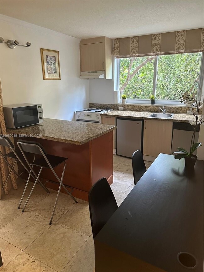 Building Photo - 2951 S Bayshore Dr