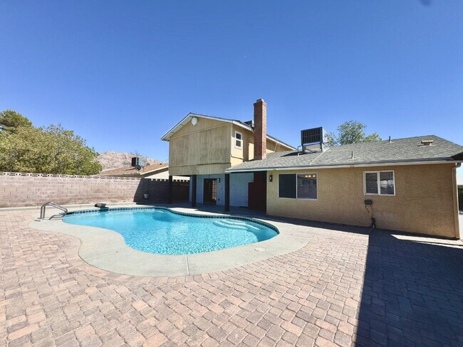 Building Photo - Spacious 4BD/3BA Pool Home with Dual Prima...