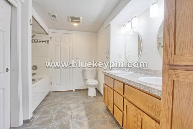 Building Photo - 1102 NW 41st St