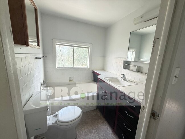 Building Photo - Charming 4 Bed / 2 Bath Home with Vintage ...