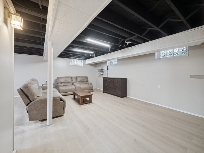 Building Photo - 26805 Richard Dr