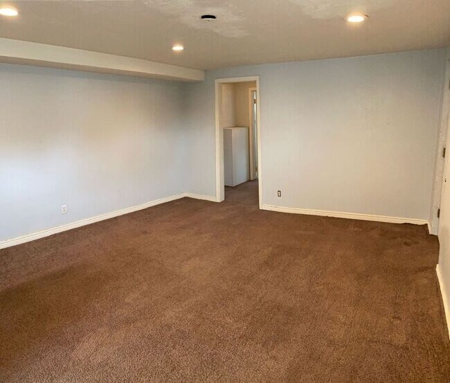 Building Photo - Cozy Basement Apartment - Centrally Located!