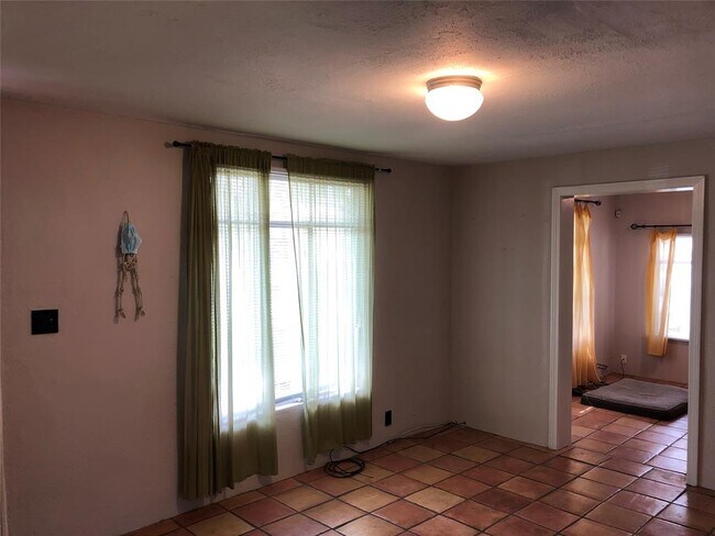 Building Photo - 1206 W 51st St