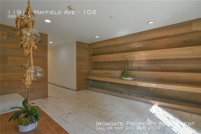 Building Photo - 11911 Mayfield Ave