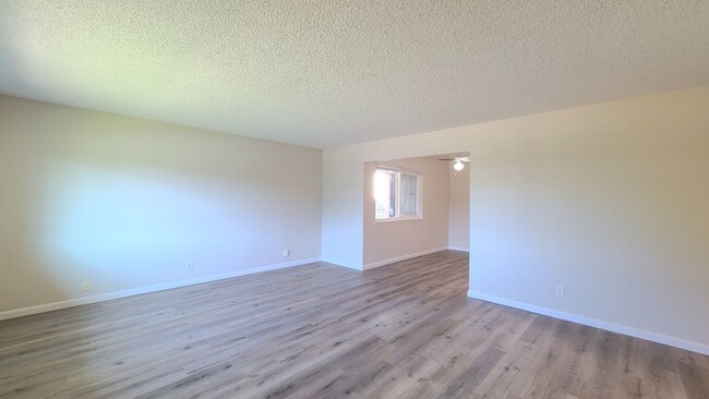 Building Photo - 2BD / 1BTH 1 STORY UNIT AVAILABLE W/ GARAGE!