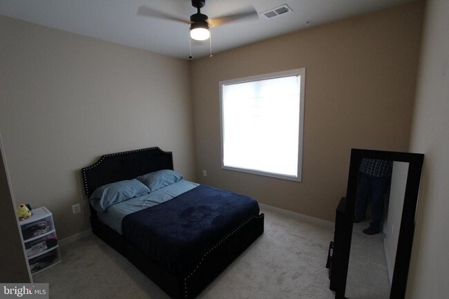 Building Photo - Stylish 1-car garage condo in the heart of...