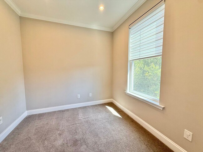 Building Photo - 516 Vivian Lee Ln