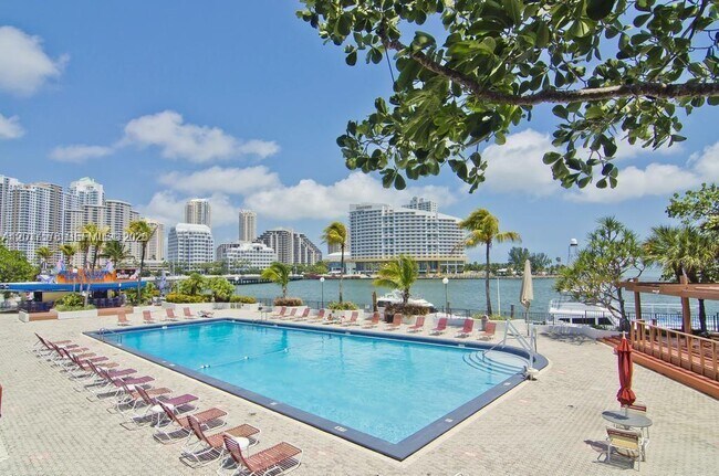 Building Photo - 999 Brickell Bay Dr