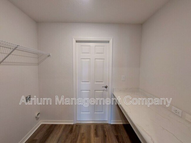 Building Photo - 1234 Cascade Dr