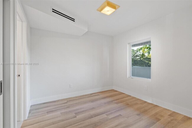 Building Photo - 1005 8th St