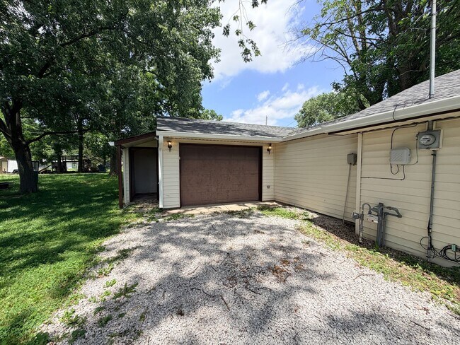 Building Photo - COMING SOON: 3 Bedroom/2 Bath Home located at 1020 E Seventh St. Greenfield, IN