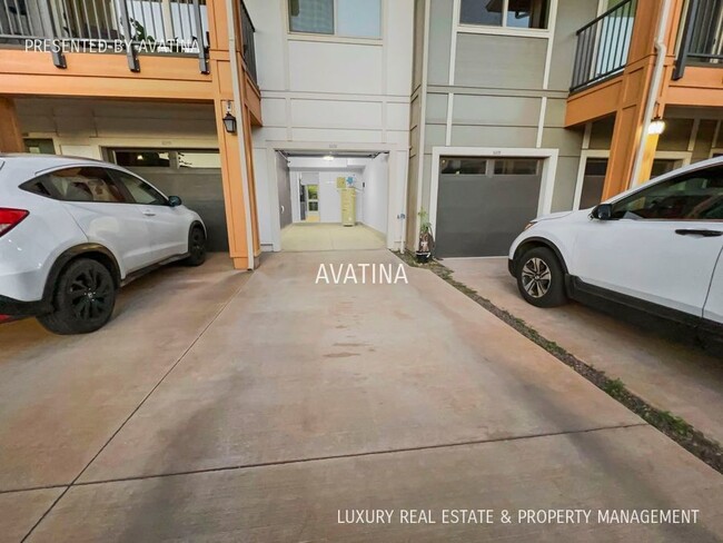 Building Photo - Video! Killer condo w/ garage & extra park...