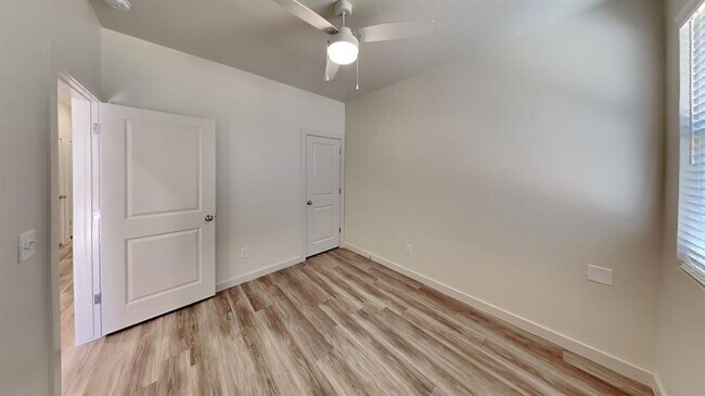 Building Photo - 3711 N Divis Ave