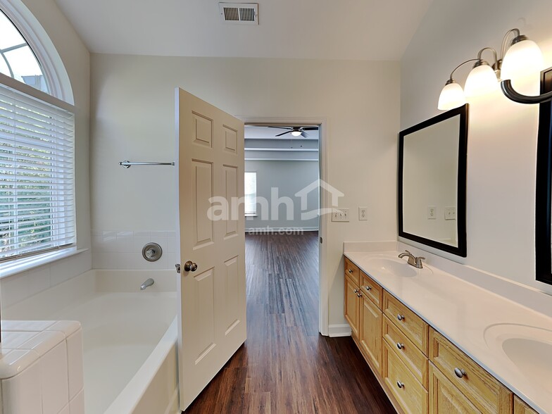 Building Photo - 12102 Hampton Place Dr