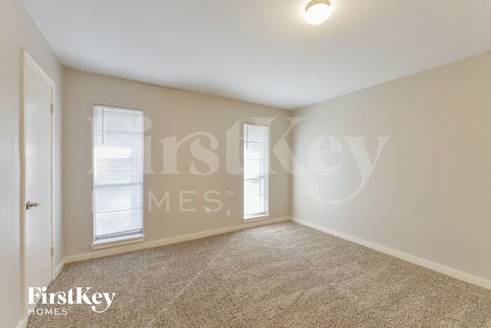 Building Photo - 214 Oakwood Dr