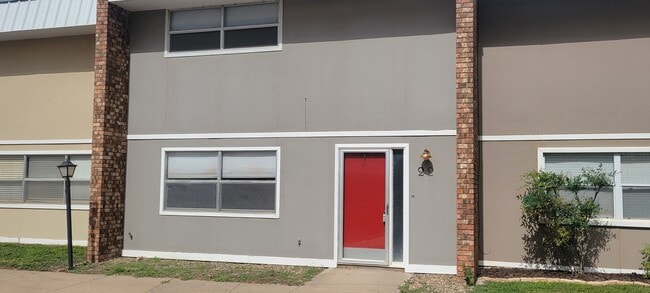 Building Photo - LARGE 2 BEDROOM 3 BATH CONDO IN COLONIAL PARK