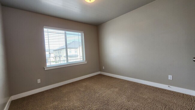 Building Photo - 576 N 220 E
