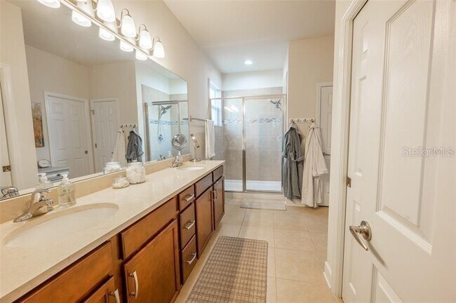 Building Photo - 10405 Waterstone Dr