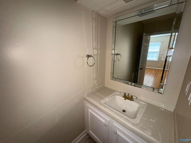 Building Photo - 816 Mira Vista Dr SE