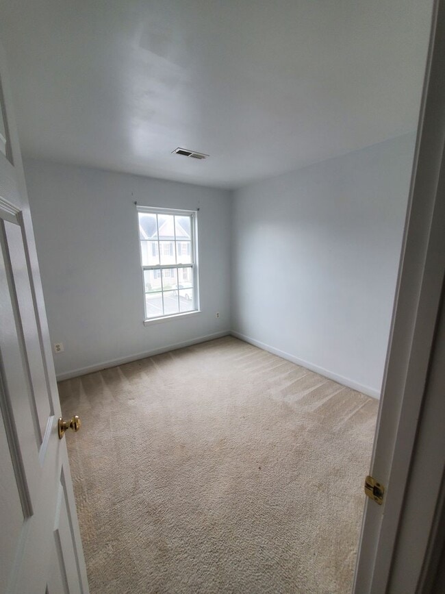 Building Photo - 833 Gallows Ct