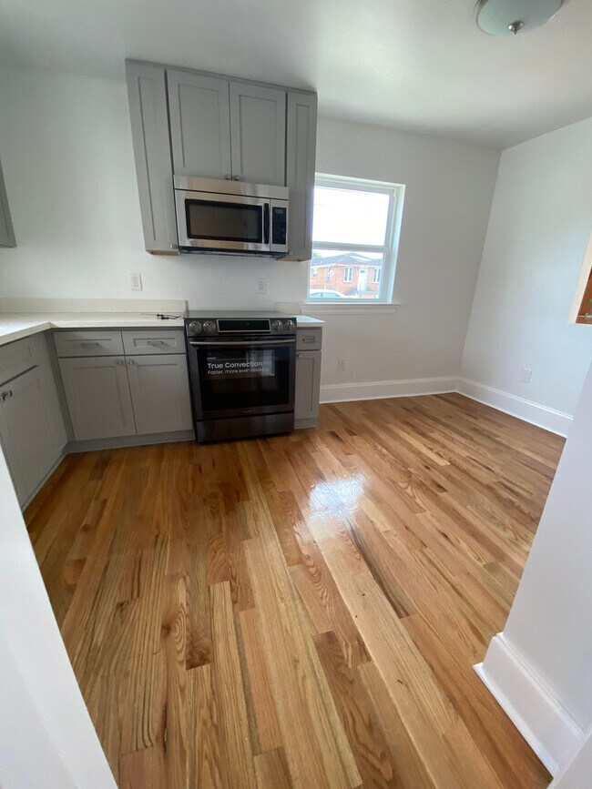 Kitchen Electric Range and Microwave - 4918 Eastern St