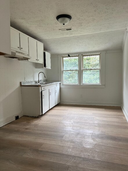 Primary Photo - 1613 Dewitt Ave