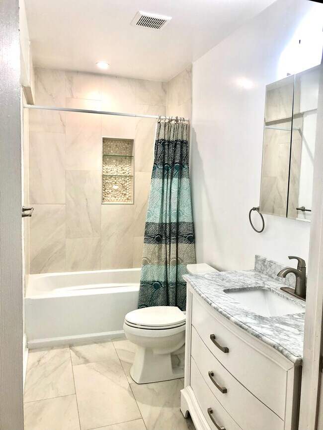 Large main bathroom - 1632 5th St NW