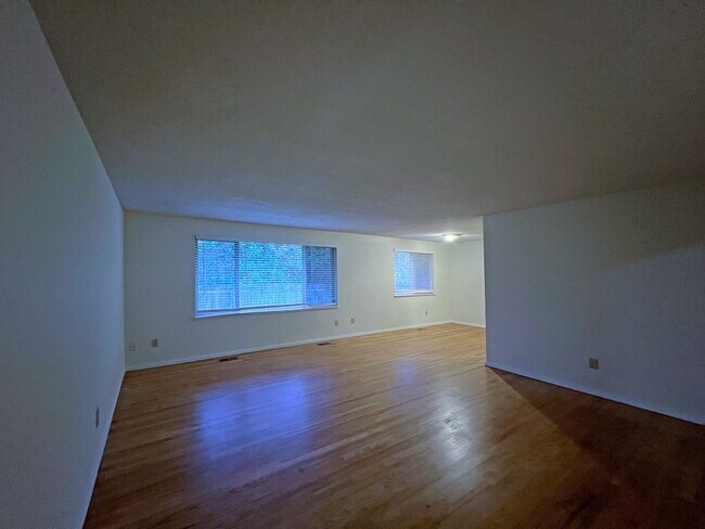 Building Photo - 4 bedroom 2.05 bath rambler on Kent's East...