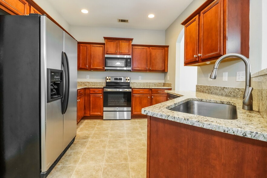 Building Photo - 6682 Silk Tree Pointe