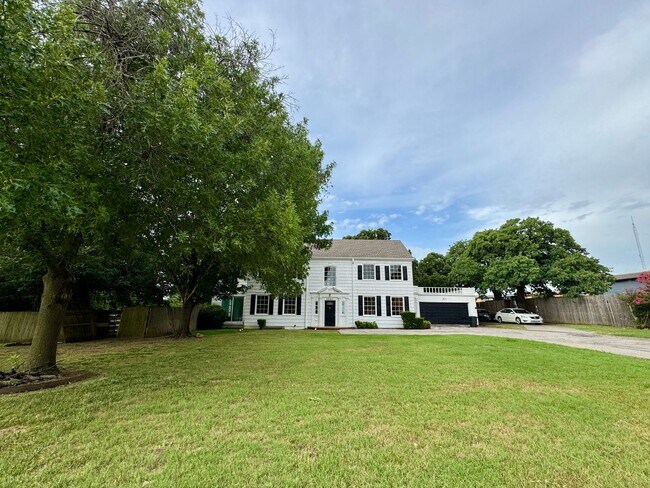 Building Photo - 2245 W Oak St