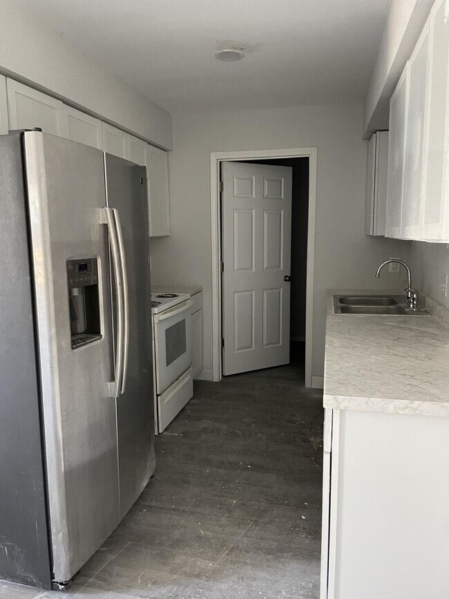 Building Photo - Stanley Duplex