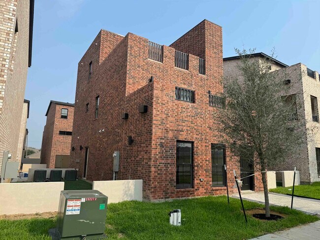 Building Photo - 210 Veracruz Dr