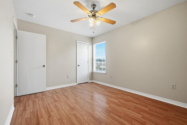 Building Photo - 1807 Whispering Oaks Ln