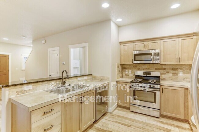 Building Photo - 570 SW 201st Ave