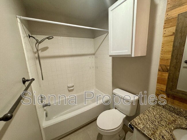 Building Photo - 1202 Thorpe Ln
