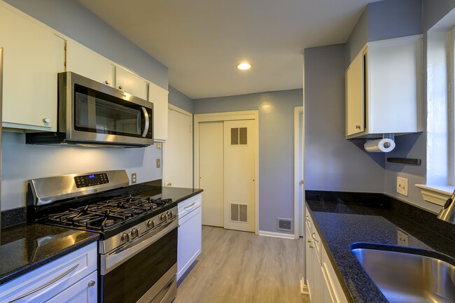 Building Photo - Well Maintained 3BR/2.5BA Home in Silver Spring