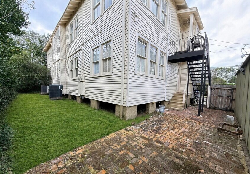 Building Photo - 2035 Joseph St