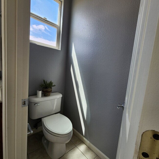 Building Photo - 4 bed 2.5 bath Single Family Home