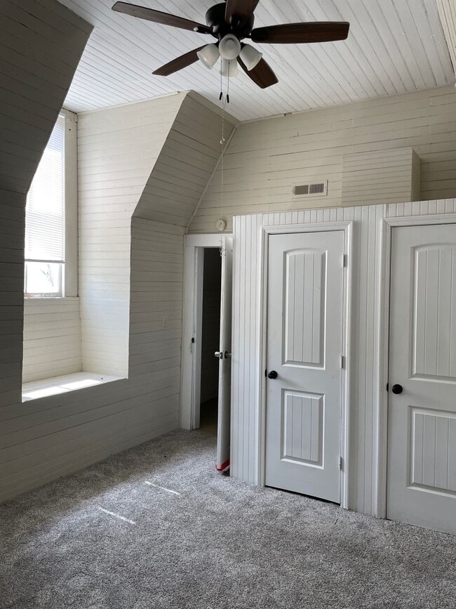 Building Photo - 4 BED 2 BATH TWO STORY HOME IN TROY!